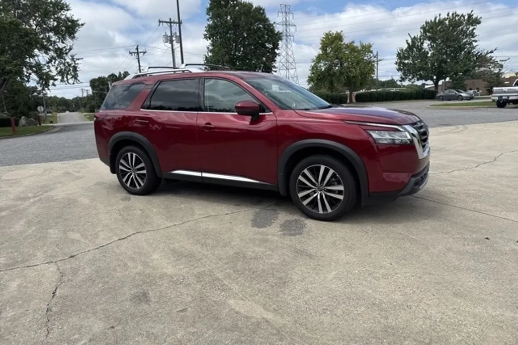2024 Nissan Pathfinder Platinum photo 1