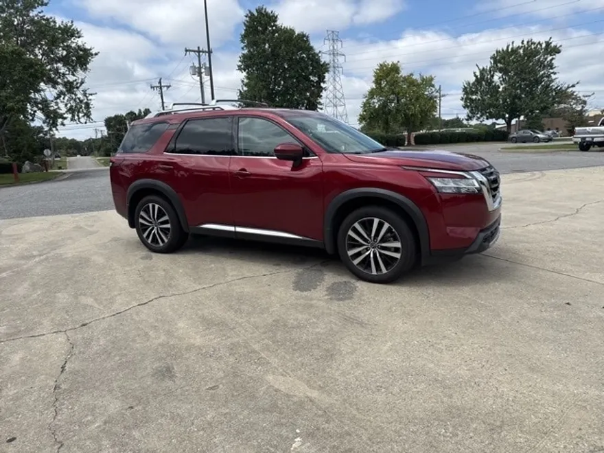 2024 Nissan Pathfinder Platinum photo 1