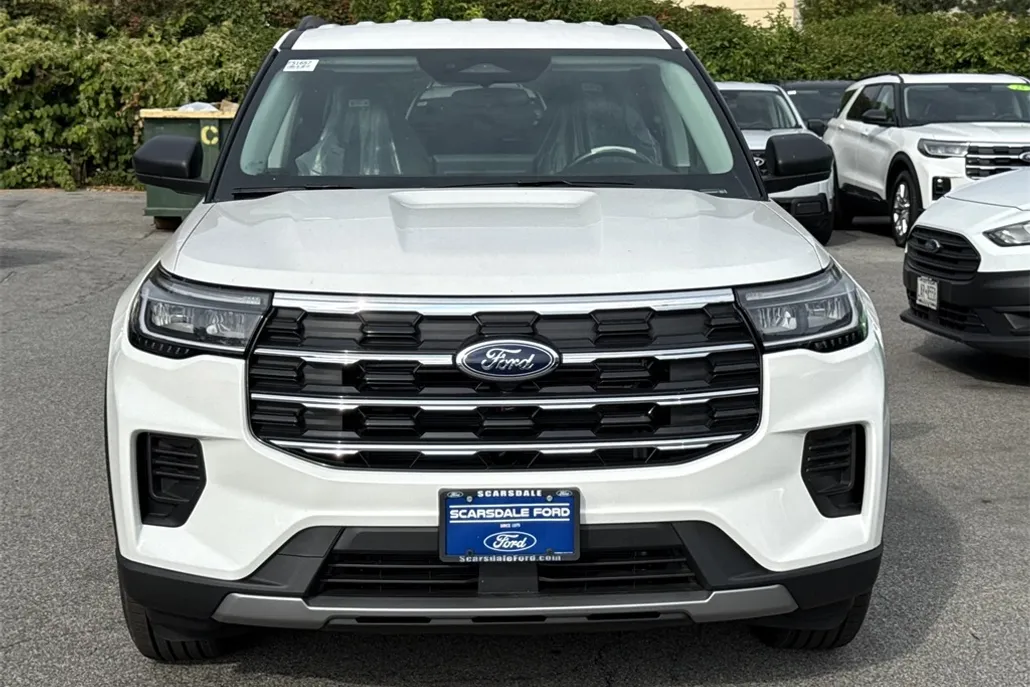 2025 Ford Explorer photo 1