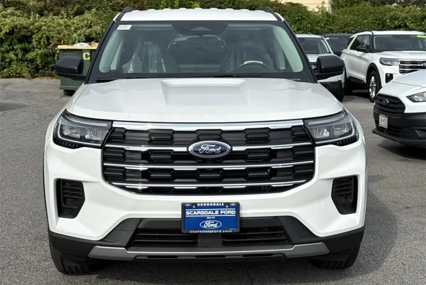 2025 Ford Explorer photo 1