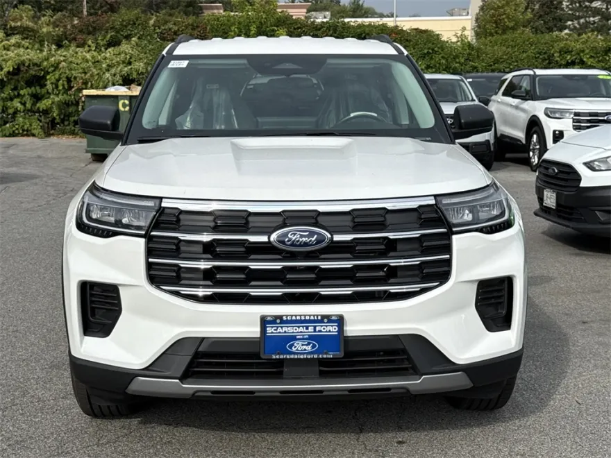 2025 Ford Explorer photo 1