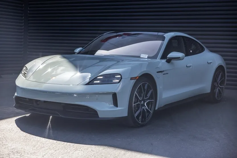 2025 Porsche Taycan photo 1