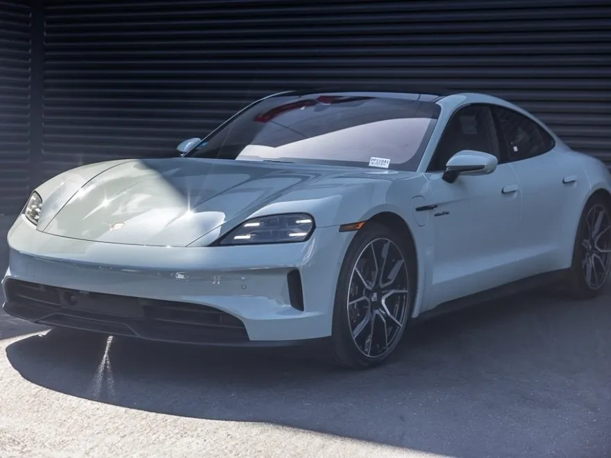 2025 Porsche Taycan photo 1
