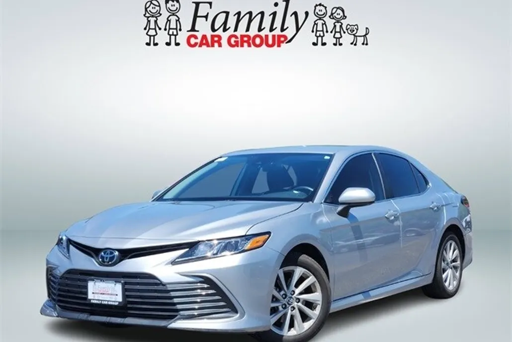 2023 Toyota Camry LE photo 1