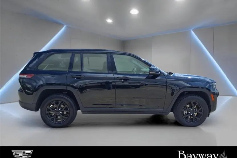 2024 Jeep Grand Cherokee Laredo photo 1
