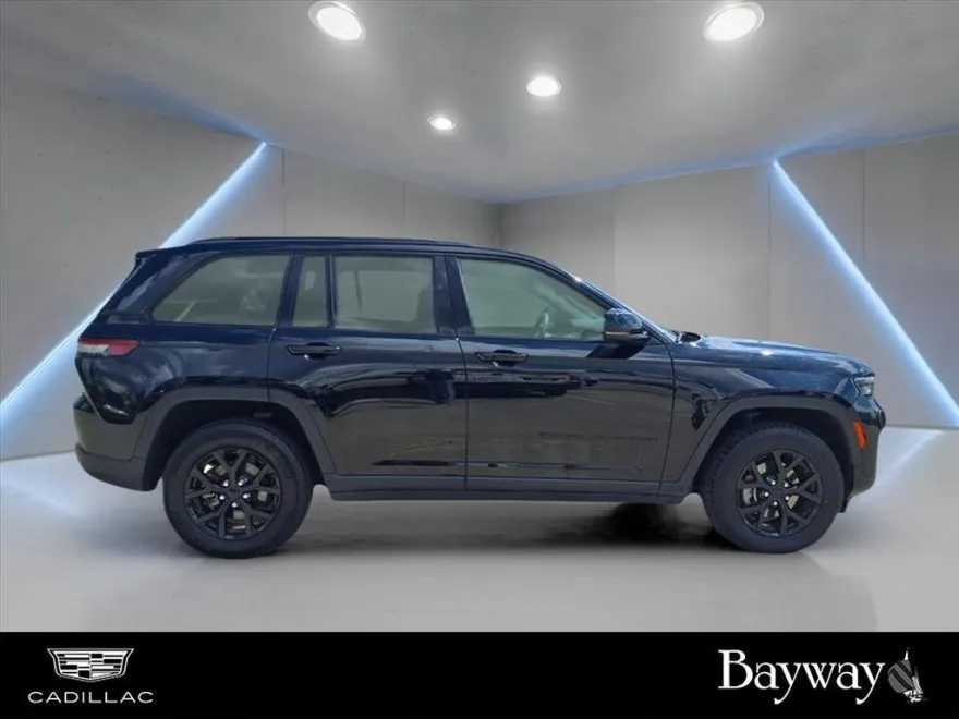 2024 Jeep Grand Cherokee Laredo photo 1