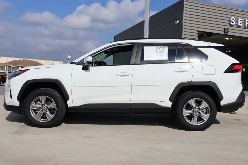 2024 Toyota RAV4 Hybrid LE photo 1