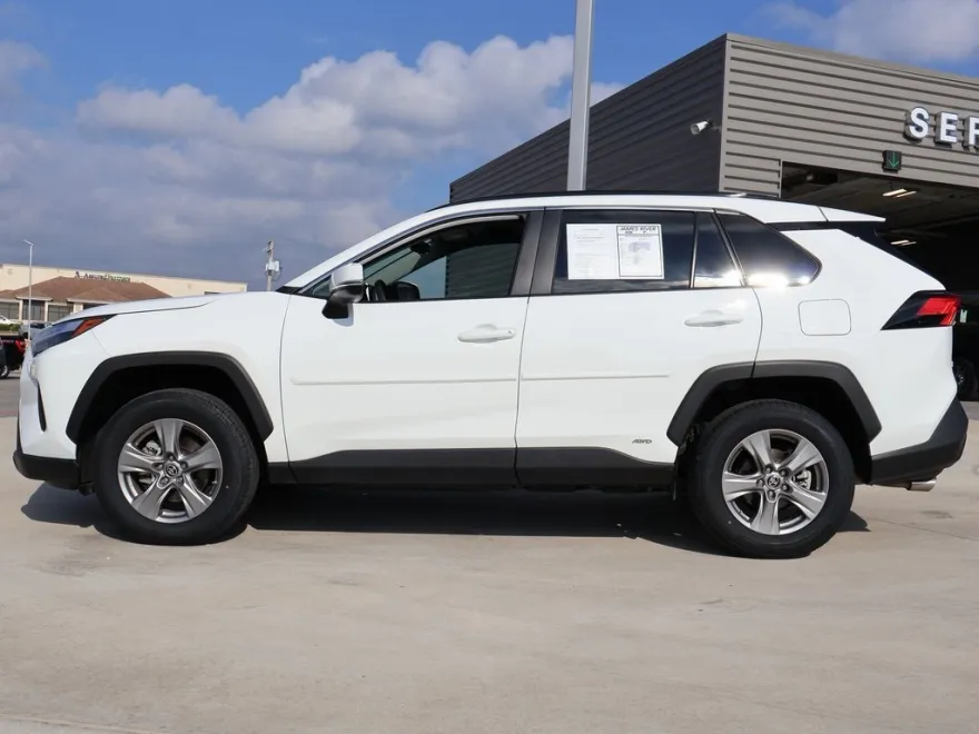2024 Toyota RAV4 Hybrid LE photo 1
