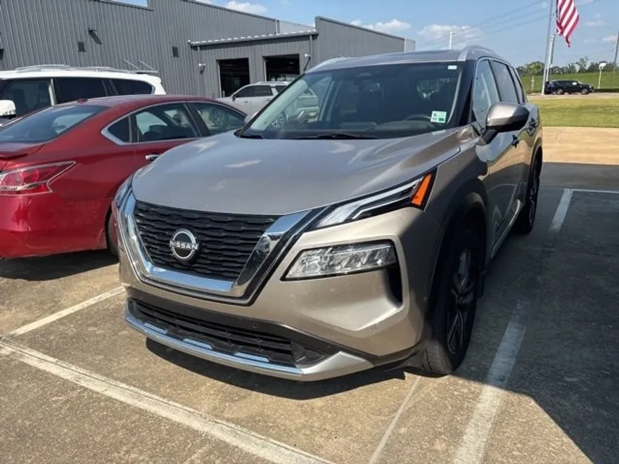 2023 Nissan Rogue Platinum photo 1