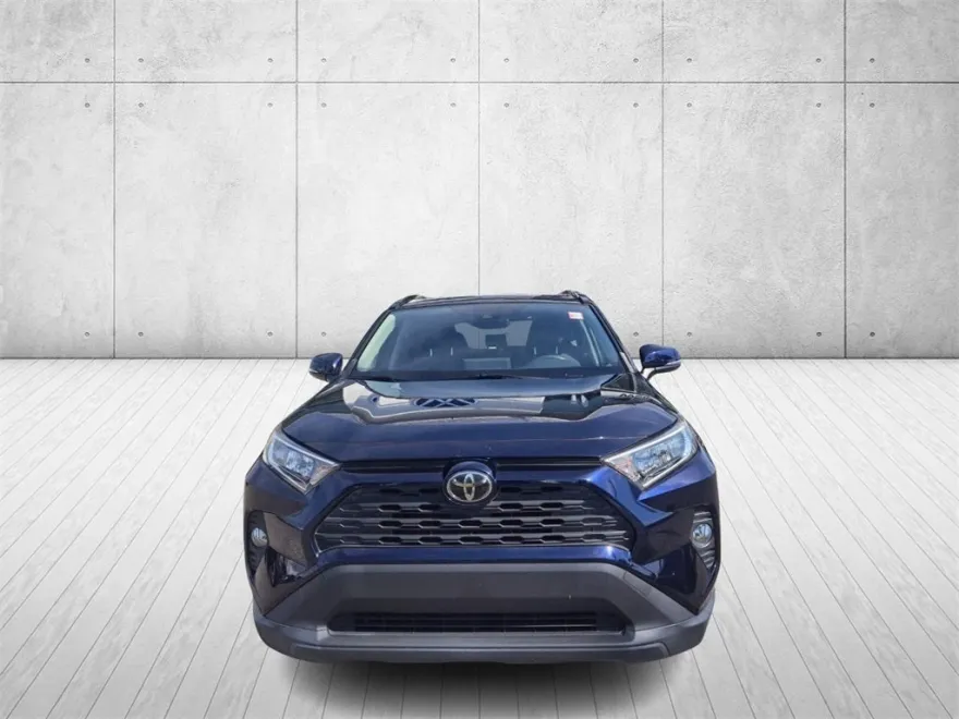 2019 Toyota RAV4 XLE photo 1