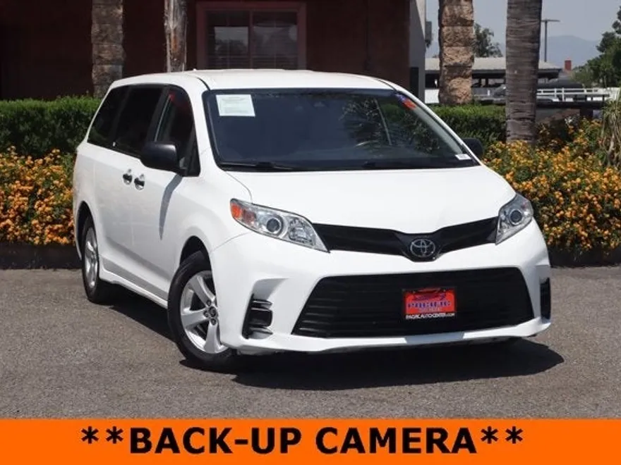 2019 Toyota Sienna L photo 1