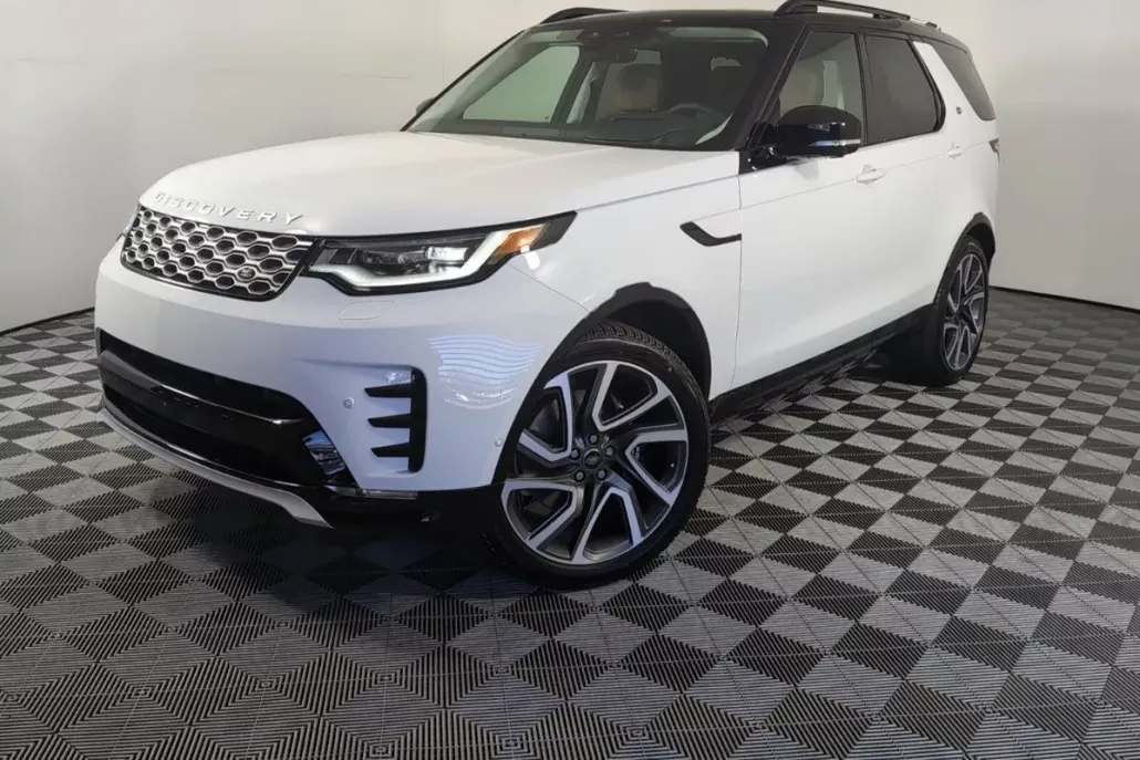 2025 Land Rover Discovery Metropolitan Edition photo 1