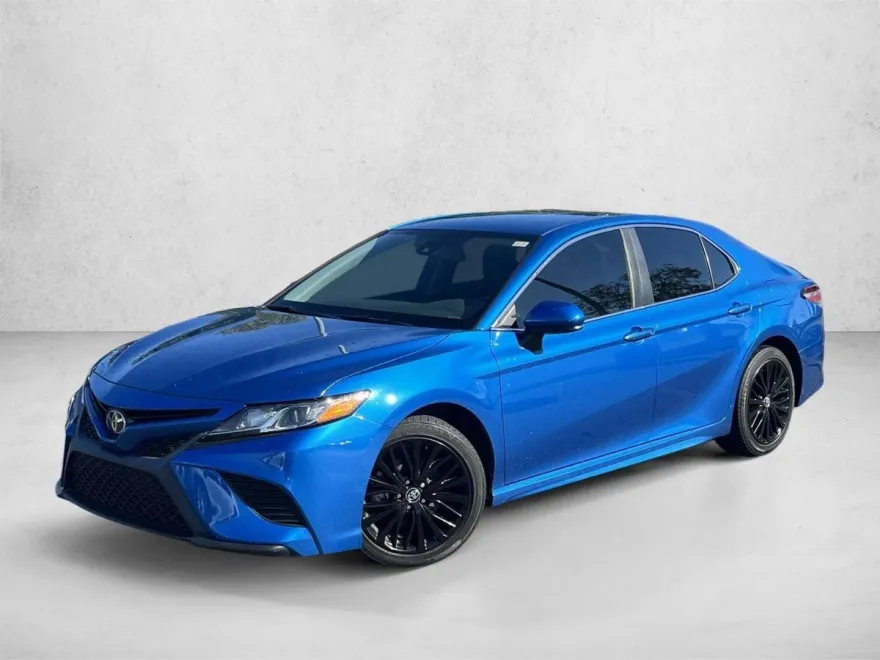 2020 Toyota Camry SE photo 1