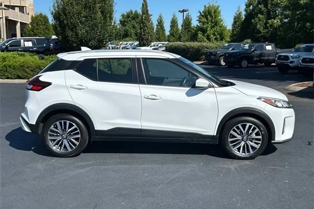 2024 Nissan Kicks SV photo 1