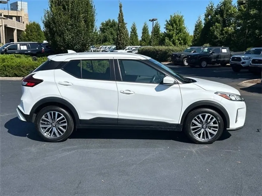 2024 Nissan Kicks SV photo 1