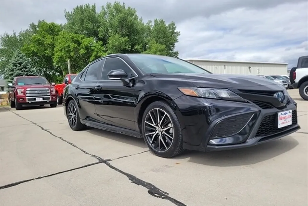 2022 Toyota Camry Hybrid SE photo 1