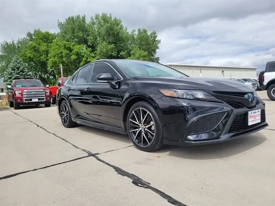 2022 Toyota Camry Hybrid SE photo 1