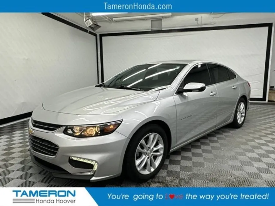2017 Chevrolet Malibu 1LT photo 1