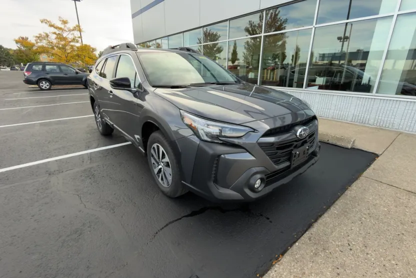 2025 Subaru Outback Premium photo 1
