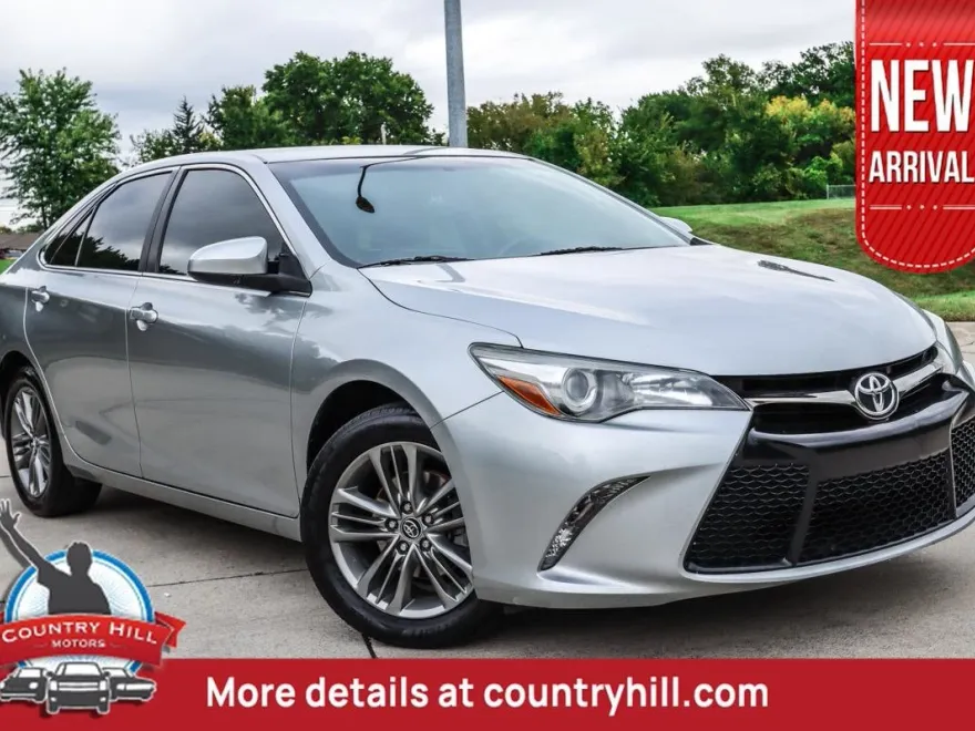 2017 Toyota Camry SE photo 1