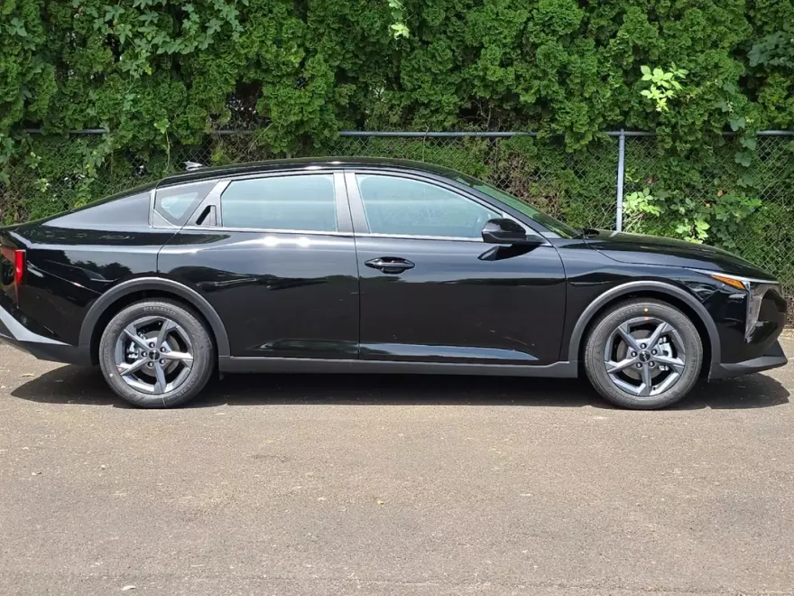 2025 Kia K4 LXS photo 1