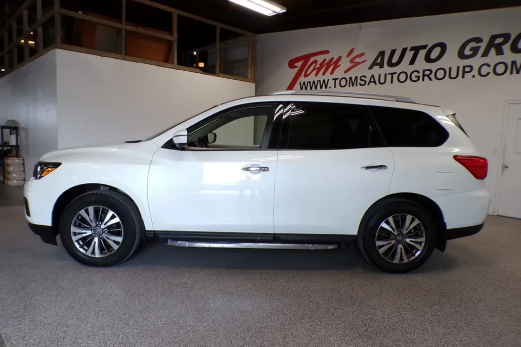 2019 Nissan Pathfinder SL photo 1