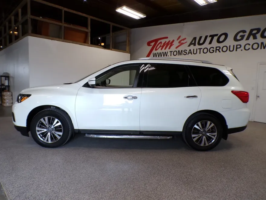 2019 Nissan Pathfinder SL photo 1