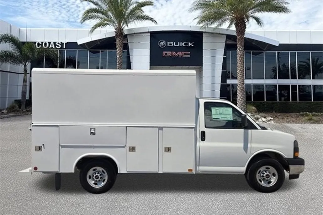 2025 Gmc Savana Cutaway 3500 photo 1