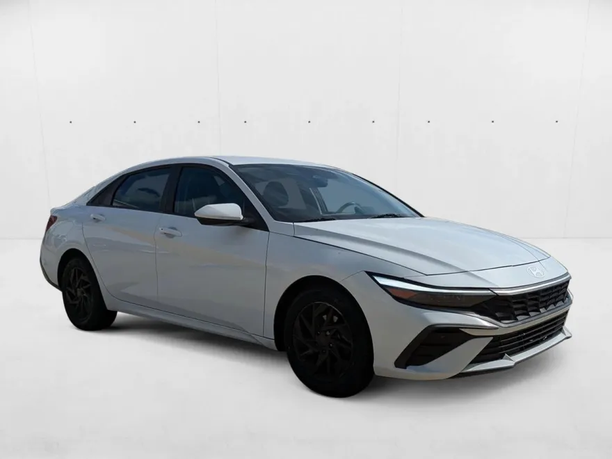 2024 Hyundai Elantra SEL photo 1
