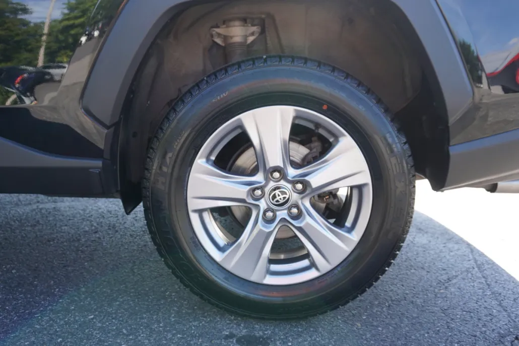 2023 Toyota RAV4 LE photo 1