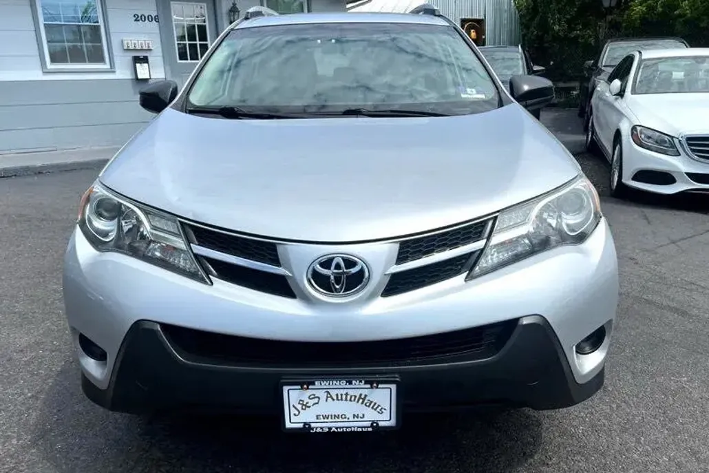 2013 Toyota RAV4 LE photo 1