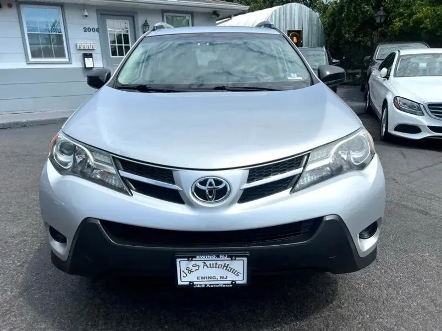2013 Toyota RAV4 LE photo 1
