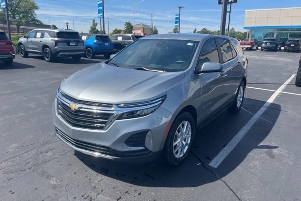 2023 Chevrolet Equinox LT photo 1
