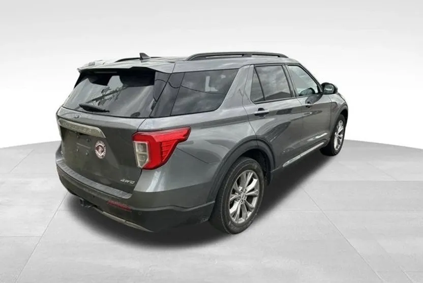 2023 Ford Explorer XLT photo 1