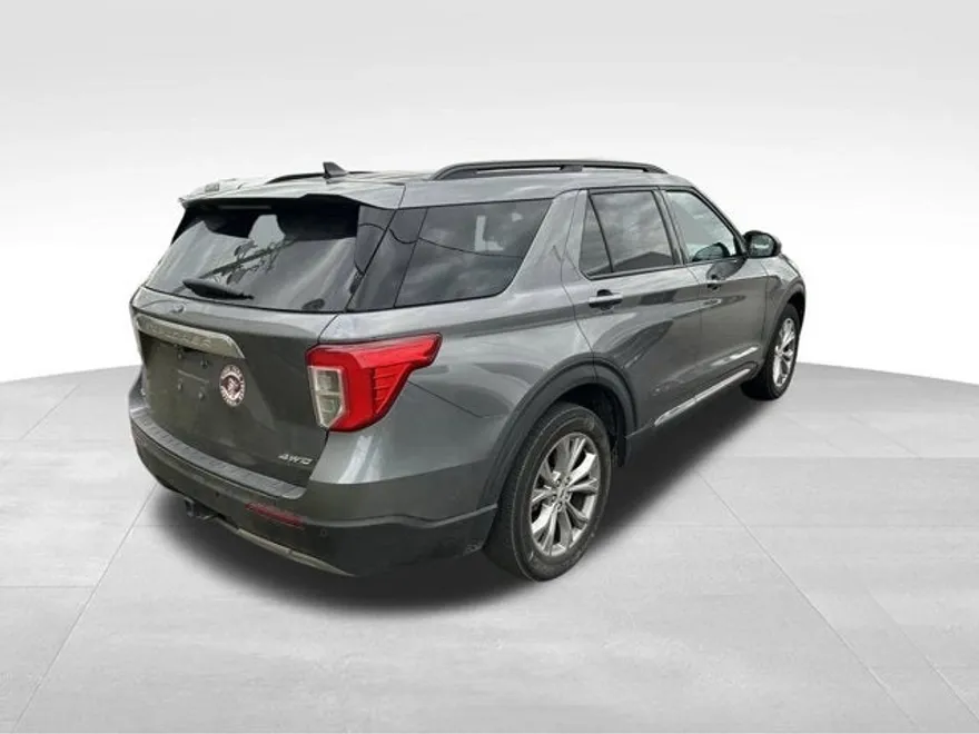 2023 Ford Explorer XLT photo 1