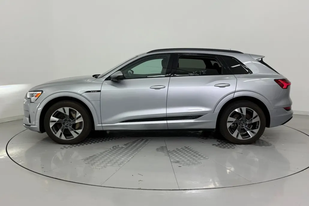 2021 Audi e-tron Premium photo 1