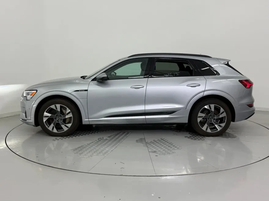 2021 Audi e-tron Premium photo 1
