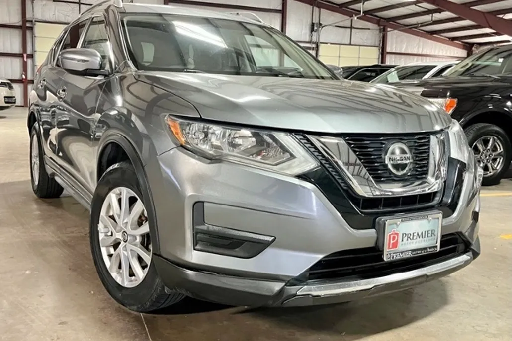 2018 Nissan Rogue SV photo 1