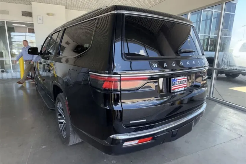 2023 Jeep Wagoneer L Series II photo 1