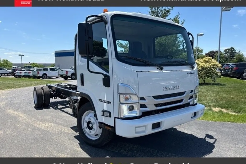 2025 Isuzu NPR/NPR-HD photo 1