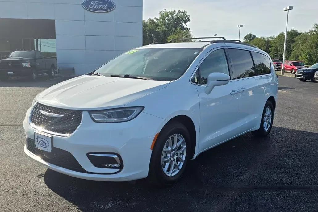 2022 Chrysler Pacifica Touring L photo 1