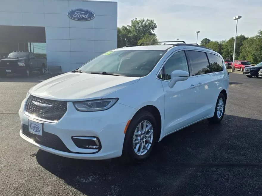 2022 Chrysler Pacifica Touring L photo 1