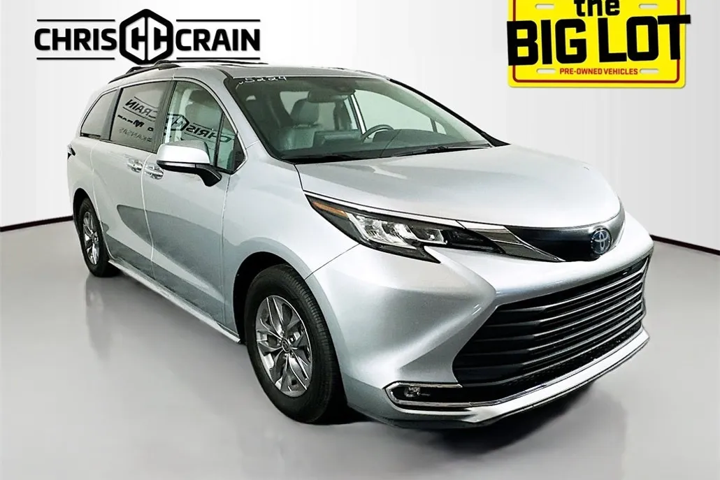 2023 Toyota Sienna XLE photo 1