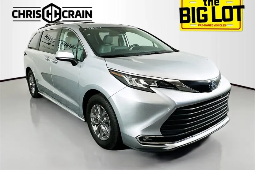 2023 Toyota Sienna XLE photo 1