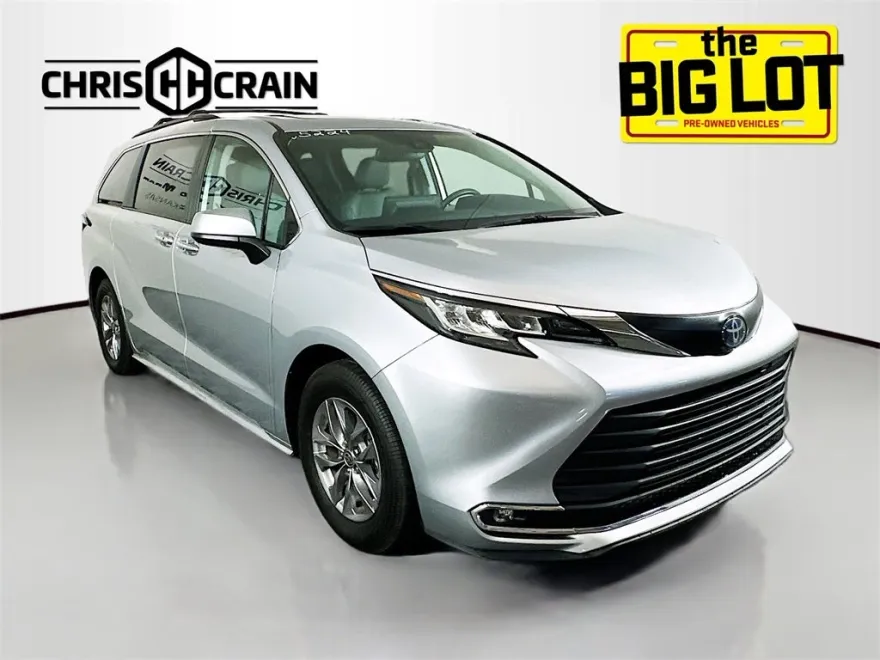 2023 Toyota Sienna XLE photo 1