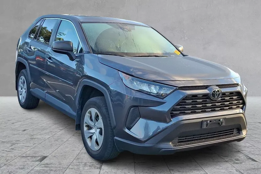 2022 Toyota RAV4 LE photo 1