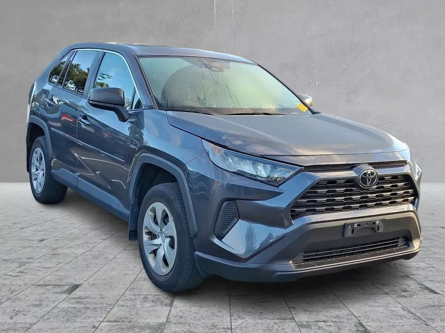 2022 Toyota RAV4 LE photo 1