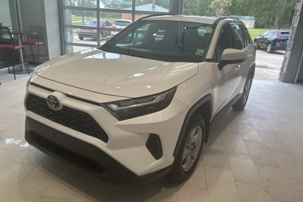 2022 Toyota RAV4 XLE photo 1