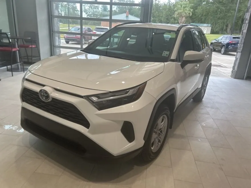 2022 Toyota RAV4 XLE photo 1