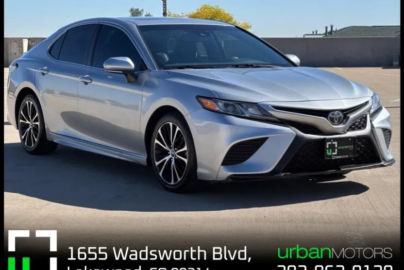 2018 Toyota Camry SE photo 1